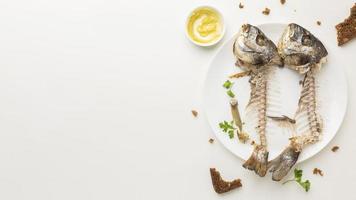 restes de nourriture déchets arêtes de poisson photo
