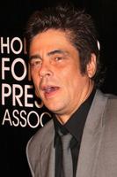 los angeles, 13 août - benicio del toro au hfpa accueille le banquet annuel des subventions, les arrivées à l'hôtel beverly wilshire le 13 août 2015 à beverly hills, ca photo