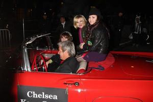 los angeles, nov 28 - chelsea staub, anna maria perez de tagle arrive au défilé de noël hollywood 2010 à hollywood boulevard le 28 novembre 2010 à los angeles, ca photo