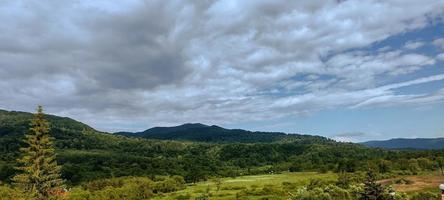 paysage de montagne, nuages gris dans le ciel photo