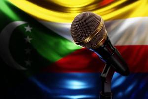 microphone sur le fond du drapeau national des comores, illustration 3d réaliste. prix de musique, karaoké, équipement de sonorisation de studio de radio et d'enregistrement photo