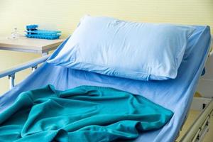 chambre d'hôpital avec lit et dispositif ou équipement médical confortable dans un hôpital moderne, entreprise de soins de santé photo