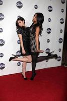 los angeles jan 10 - lucy hale, shay mitchell arrive au disney abc television group s tca hiver 2011 press tour party à l'hôtel langham huntington le 10 janvier 2011 à pasadena, ca photo