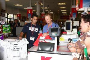 los angeles, 3 juillet - david spade commis au k-mart pour soutenir la marche des dix sous et promouvoir le film pour adultes 2 au k-mart le 3 juillet 2013 à los angeles, ca photo