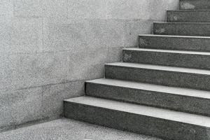 belle marche d'escalier grise vide photo