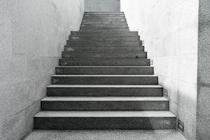 belle marche d'escalier grise vide photo