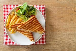 sandwich au jambon et fromage avec oeuf photo