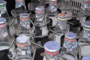 flacons de laboratoire secouant la culture microbienne de tissus liquides photo