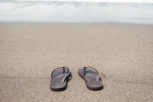 tongs sur la plage photo