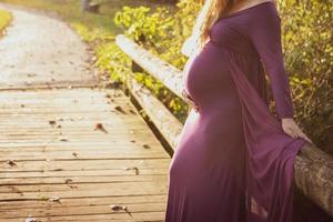 belle femme enceinte en robe violette photo stock