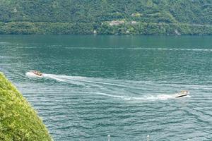 bateaux naviguant sur le lac de côme photo