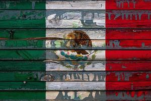 le drapeau national du mexique est peint sur des planches inégales. symbole du pays. photo