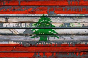 le drapeau national du liban est peint sur des planches inégales. symbole du pays. photo