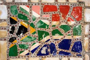 drapeau national de la république sud-africaine sur fond de mur de pierre. bannière de drapeau sur fond de texture de pierre. photo