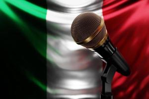 microphone sur le fond du drapeau national de l'italie, illustration 3d réaliste. prix de musique, karaoké, équipement de sonorisation de studio de radio et d'enregistrement photo