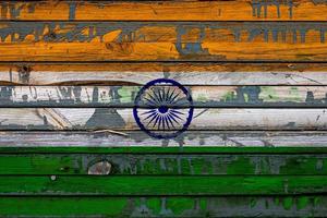 le drapeau national de l'inde est peint sur des planches inégales. symbole du pays. photo