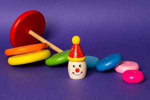 Ring stacker jouets pour enfants sur fond de couleur photo