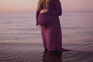 belle femme enceinte en robe rouge photo stock