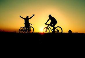 homme faisant du vélo de montagne aventure et idées de voyage photo