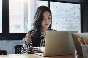 concept indépendant, femme utilisant des ordinateurs pour concevoir le travail commandé par les clients. photo