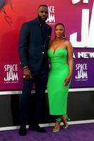 los angeles 12 juillet - lebron james, savannah brinson james au space jam - une nouvelle première héritée au microsoft theatre le 12 juillet 2021 à los angeles, ca photo