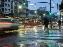 Buenos Aires, Argentine. 2019. longue exposition des transports en commun, de la route mouillée et de l'heure bleue photo