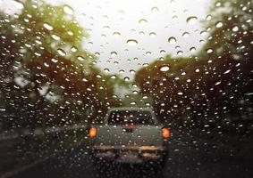 goutte de pluie sur le verre de la voiture avec fond de texture abstraite avec lumière de jante, lumière du soleil photo