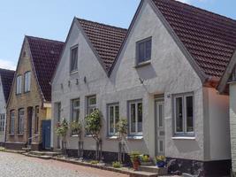 le petit village de holm au bord de la rivière schleie photo