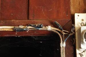 les fils électriques de la maison sont vieux et dangereux. photo
