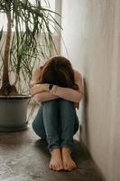 femme assise dépression debout près de la fenêtre et espace de copie d'anxiété. photo