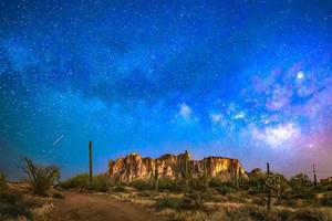 la nature sauvage du désert la nuit avec une voie lactée au-dessus des montagnes emblématiques de la superstition photo