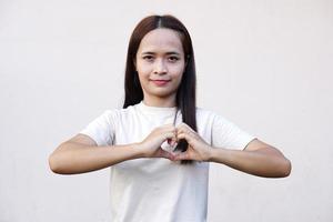 les femmes asiatiques font des coeurs avec leurs mains. photo