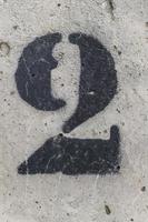 pochoir peint numéro deux sur mur de béton, numéro deux, numéro 2 photo