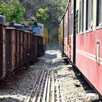 petit train se déplaçant sur les pentes de la montagne, belle vue, un côté montagne, un côté vallée se déplaçant sur le chemin de fer jusqu'à la colline, parmi la forêt naturelle verdoyante. petit train de kalka à shimla en inde photo