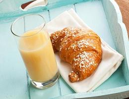 croissant et jus de poire photo