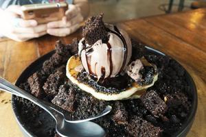 crêpes et glace au chocolat avec brownie photo