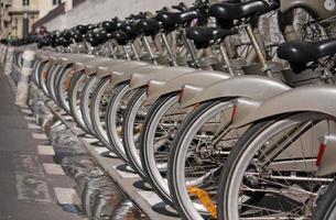 rangée de vélos de location à paris, france photo