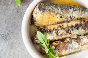 sardine poisson en conserve fruits de mer frais repas sain nourriture collation régime alimentaire sur la table copie espace nourriture fond rustique vue de dessus nourriture végétarienne photo