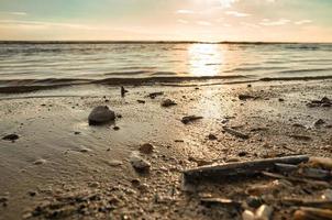 coucher de soleil sur le stand de blavand danemark. heures du soir dans une ambiance de lumière chaude photo