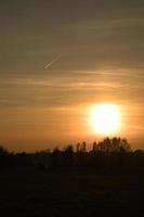 soleil couchant à la périphérie de berlin. le ciel semble brûler photo