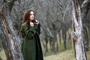 image de belle jeune femme portant une veste de pluie par temps froid. penseur fille européenne dans la nature printanière. photo