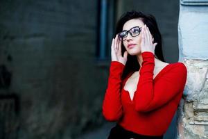 portrait d'une belle fille hipster à lunettes. beaux yeux, beau sourire, vision, peau parfaite portrait d'une belle fille avec des lunettes, les yeux fermés. photo