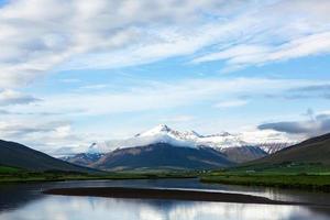 paysage pittoresque avec une nature verdoyante en islande pendant l'été. image avec une nature très calme et innocente. photo