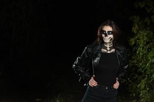 portrait de femme vampire halloween sur fond de nuit effrayant. conception d'art de mode maquillage vampire. fille modèle en costume d'halloween et maquillage. photo