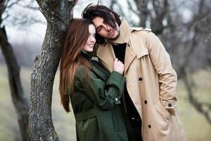 beau portrait sensuel d'un jeune couple élégant amoureux.image d'un adorable couple de brune amoureux. famille heureuse. photo