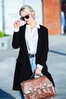 portrait d'une femme d'affaires prospère. fille européenne blonde. femme d'affaires russe. tenues de fille hipster. photo