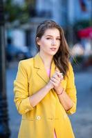 belle femme boit du thé à l'extérieur. femme hipster relaxante dans la nature photo