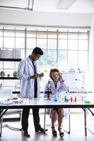 jeunes femmes et hommes chercheurs, scientifiques, techniciens ou étudiants effectuant des recherches ou des expériences en utilisant un équipement ou un appareil scientifique, médical dans un laboratoire de chimie photo