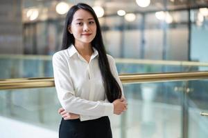 portrait d'une belle femme d'affaires asiatique au travail photo