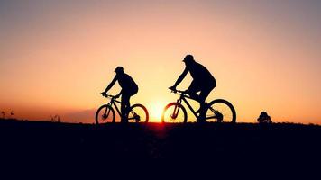 homme faisant du vélo de montagne aventure et idées de voyage photo